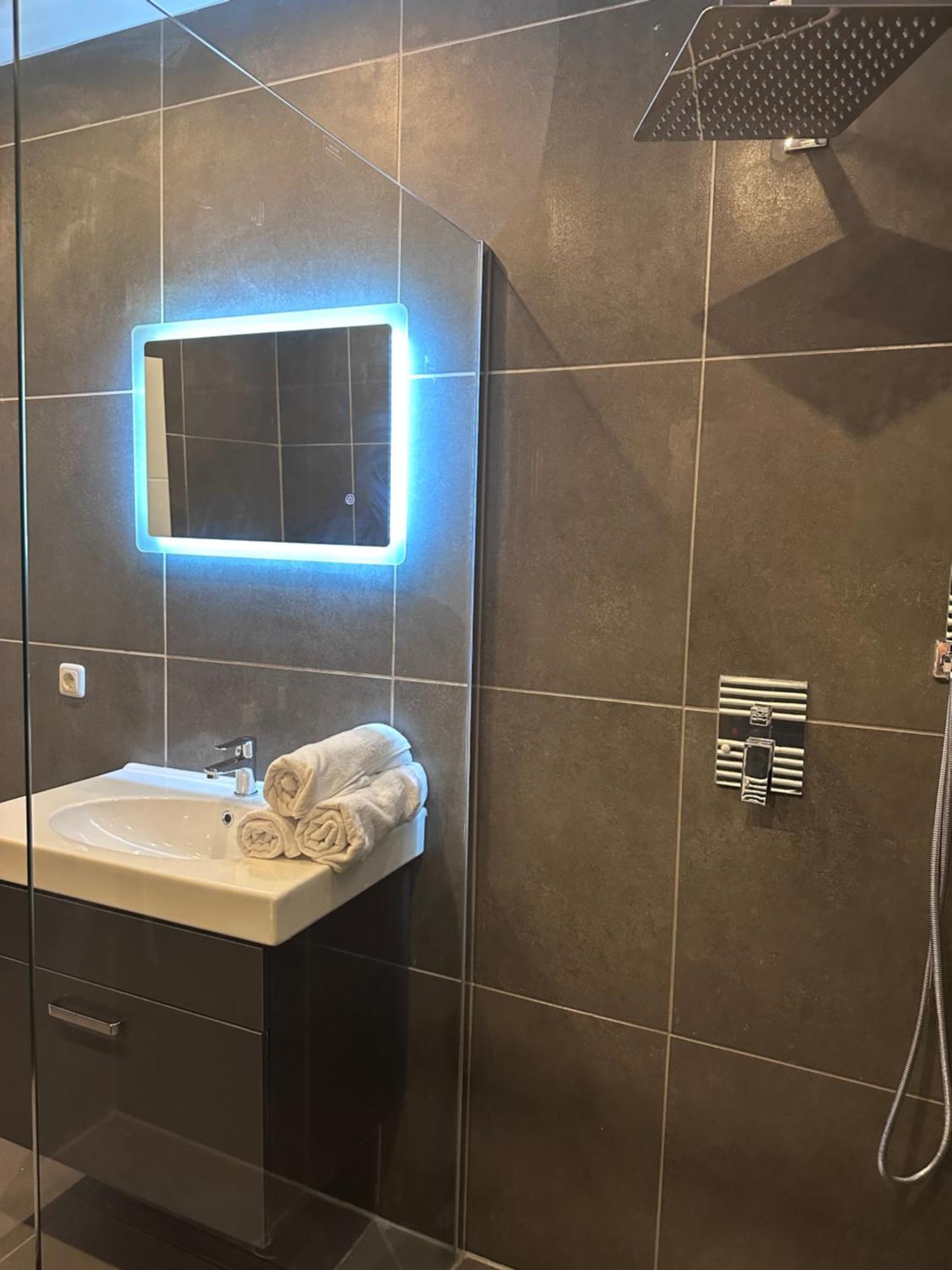 Neu Renoviert 2025! 4Zimmer 8 Einzelbetten Ferienwohnung Zeche Zollverein Essen Dış mekan fotoğraf